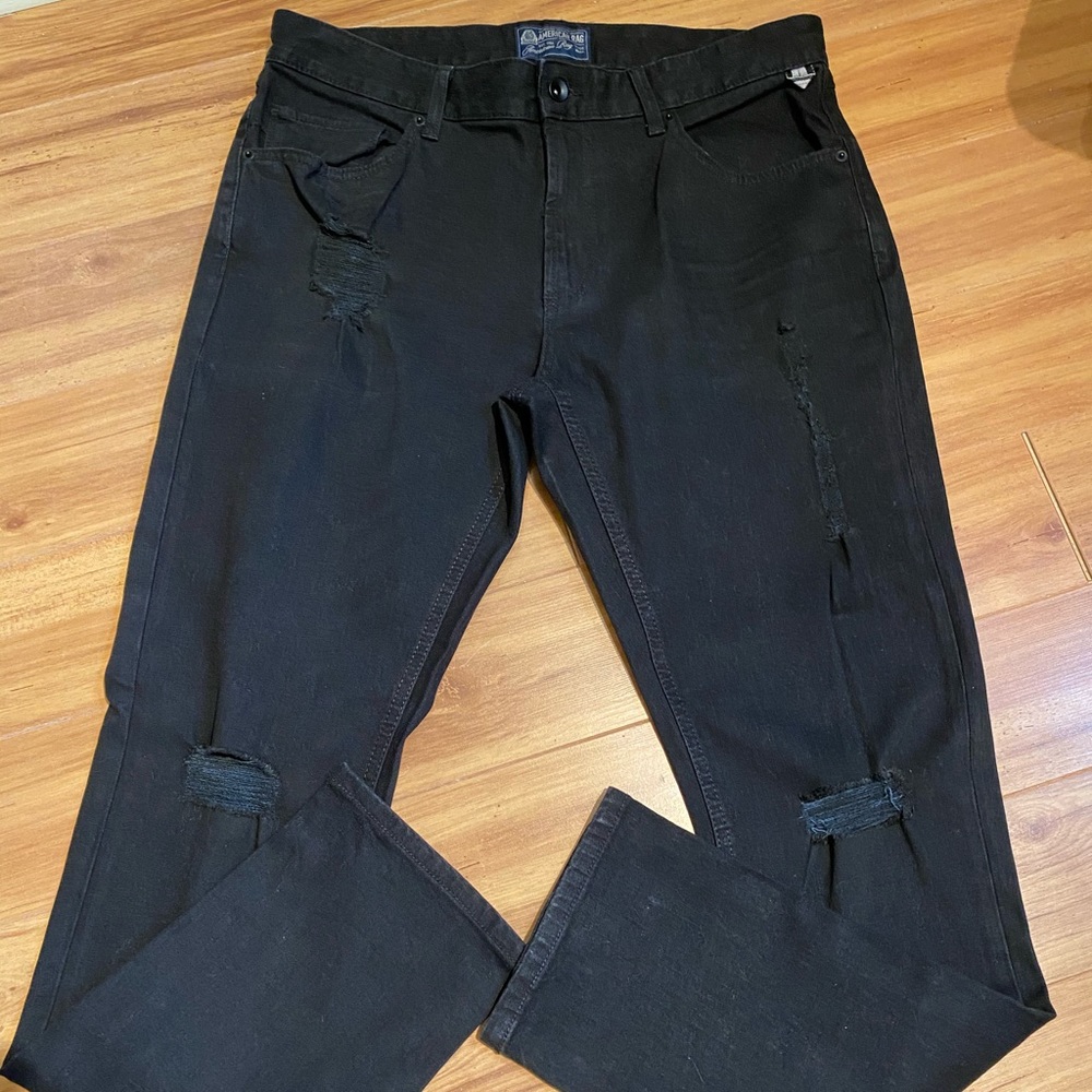 Men’s black jeans by American Rag.
